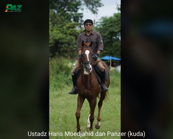 foto ustadz haris berkuda dengan panzer